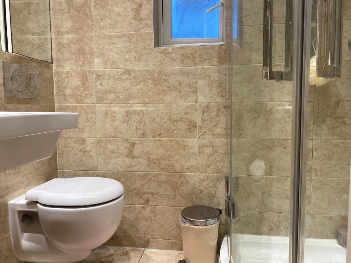 A Lovely Guest Room In West Londres Exterior foto